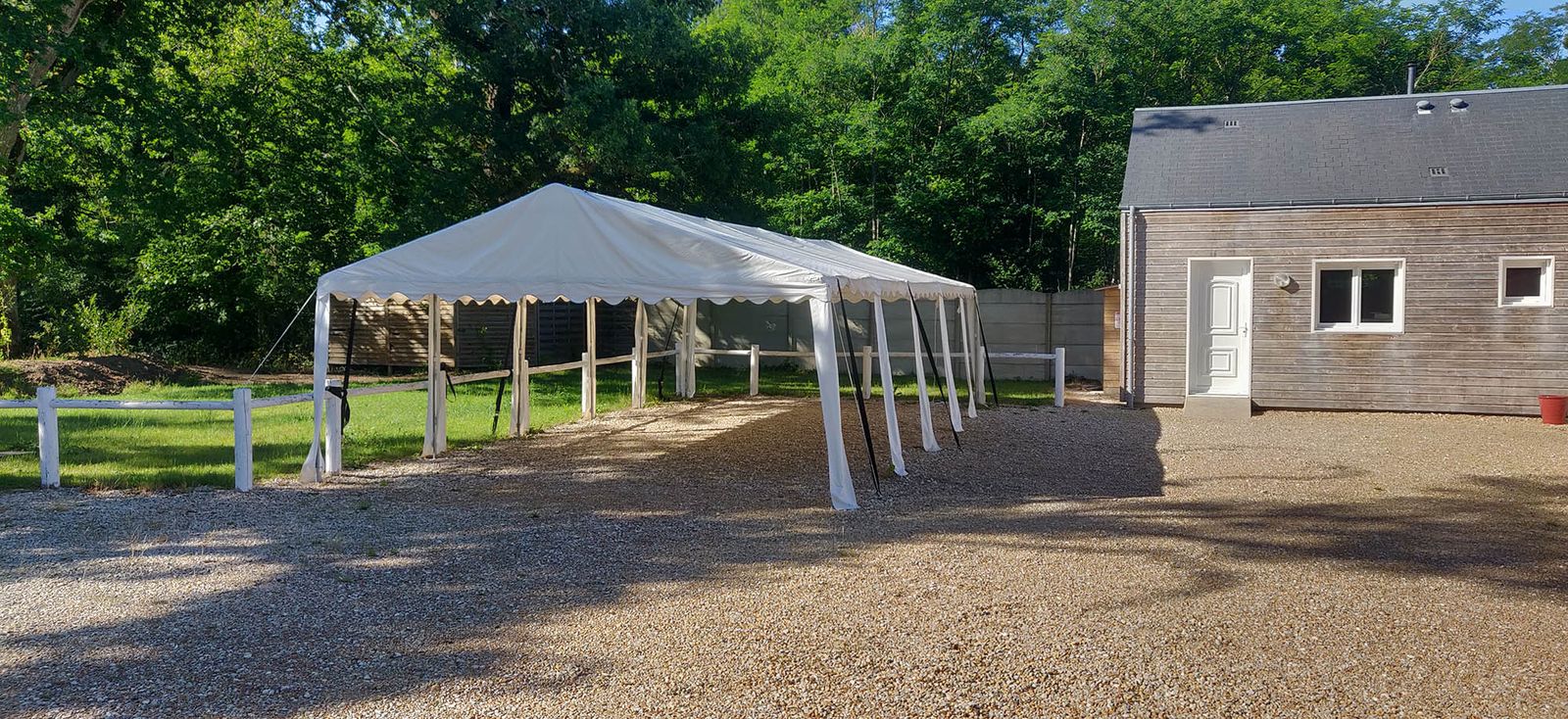 Le barnum de 10 × 5 m installé sur le terrain