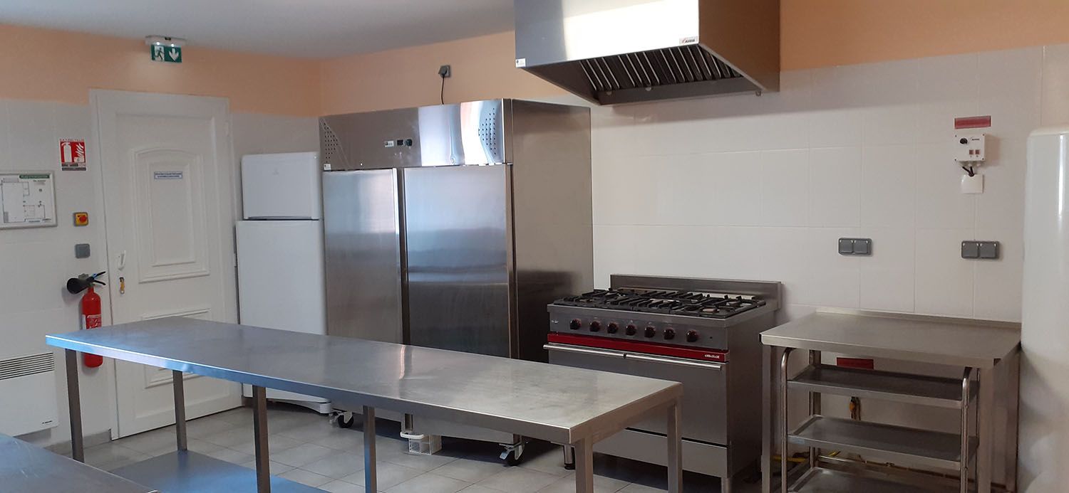 La cuisine professionnelle équipée de la salle